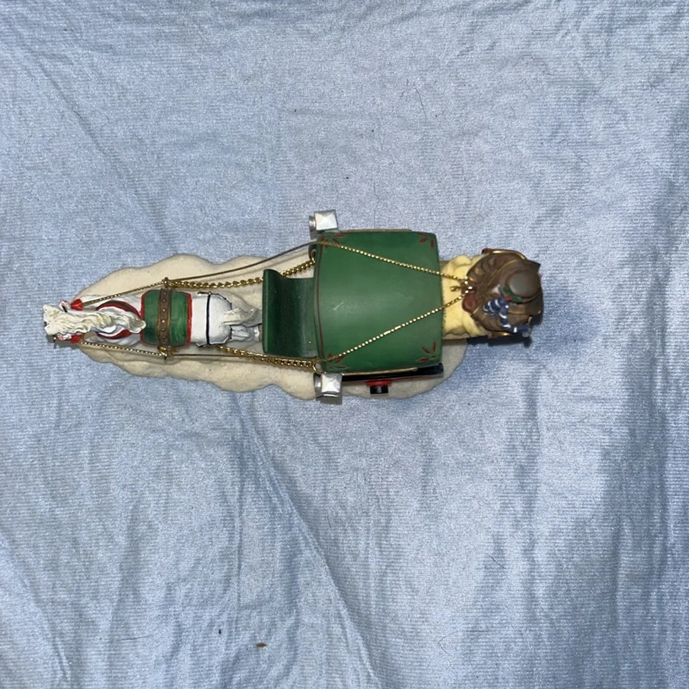 Resin Christmas O' Well One Horse Sleigh Carriage Gold Chains No Box